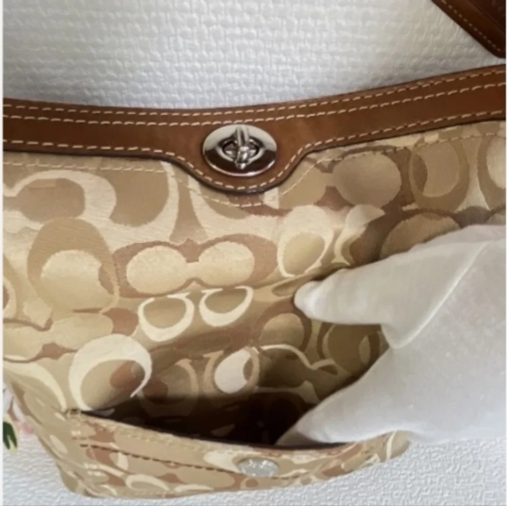 🍍Coach Chelsea Optic SignatureHobo Handbag Tan Brown EUC - Picture 8 of 17